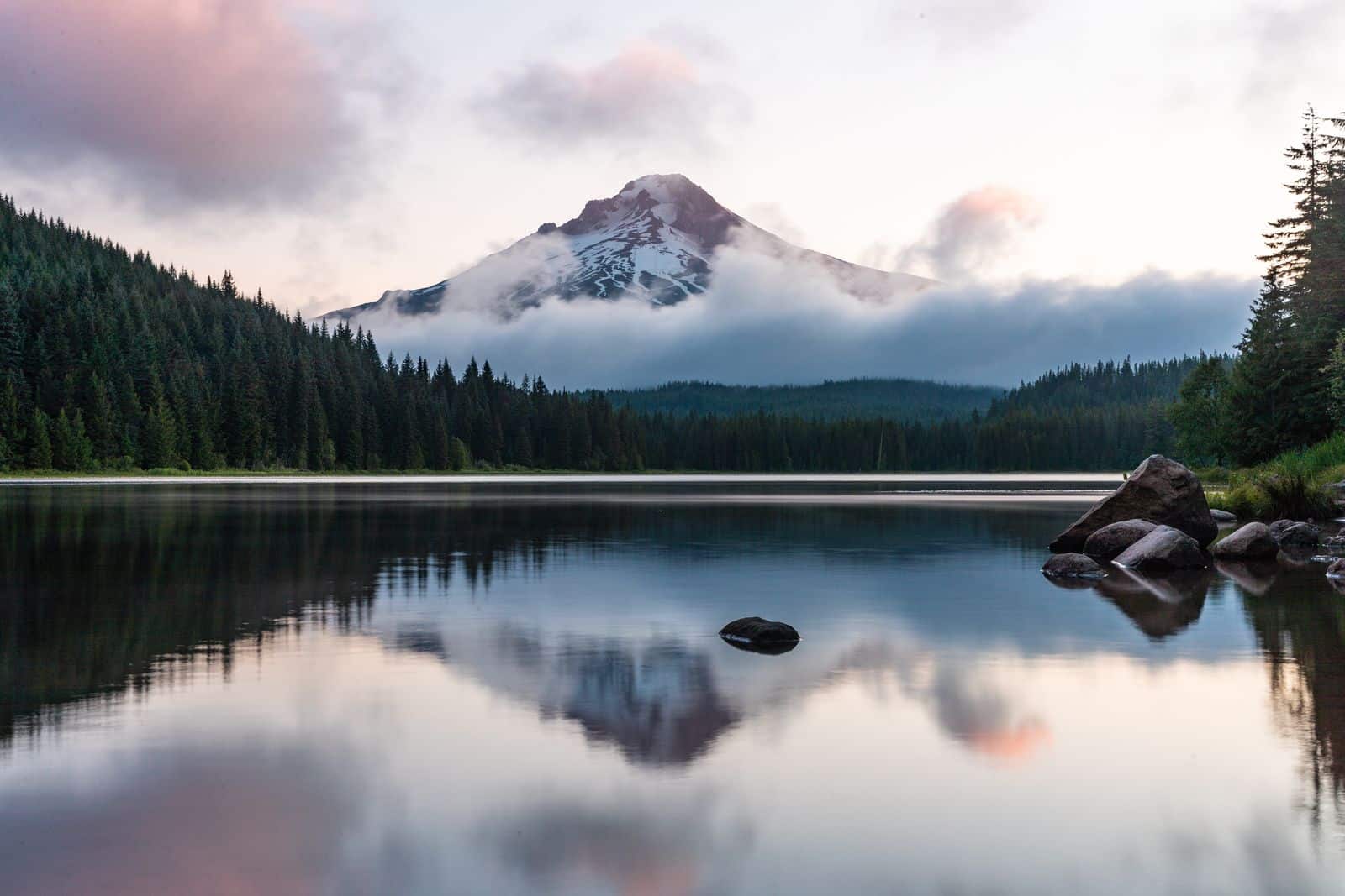 Lake and mountain scenery in Oregon